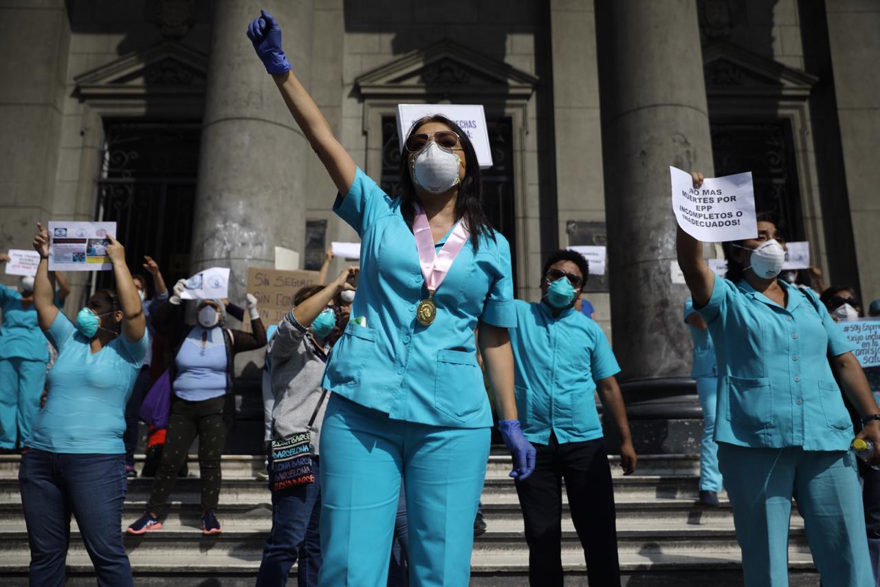 Enfermeros realizaron un plantón en los exteriores del hospital Arzobispo Loayza para exigir derechos laborales. (Foto: Joel Alonzo/GEC)