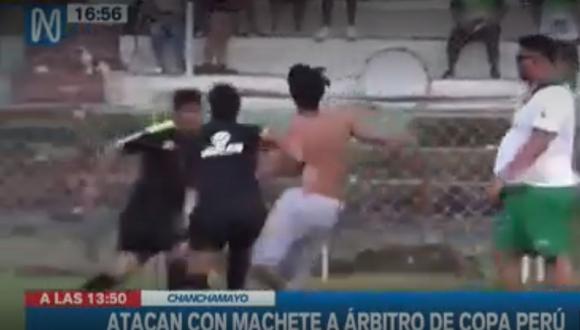 Los reclamos se transformaron en insultos y agresiones. Patadas y puñetes fueron registrados por las cámaras de video. Lo peor llegó cuando un sujeto, fuera de sí, sacó un machete e intentó atacar al réferi. (Canal N)