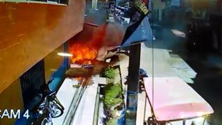 Mototaxista mata a su expareja al provocar incendio en peluquería [VIDEOS]