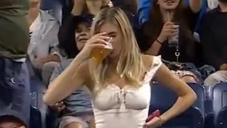 Video US Open: quién es la mujer que se volvió viral por tomarse de golpe un vaso con cerveza