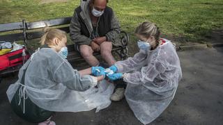 Estudiantes de medicina en Praga atienden a indigentes durante el coronavirus [FOTOS]