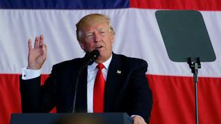 Trump critica las "mentiras" de los medios tras su regreso a EE.UU.