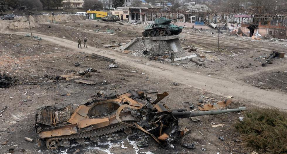 Imagen referencial. Los residentes pasan frente a un tanque ruso dañado en la ciudad de Trostsyanets, a unos 400 km al este de, Kiev, Ucrania, el lunes 28 de marzo de 2022. El monumento a la Segunda Guerra Mundial se ve al fondo. (Foto AP/Efrem Lukatsky).