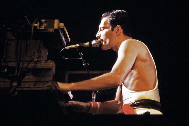 Un hombre se disfrazó de Freddie Mercury y brindó un espectacular show a sus vecinos. | Foto: AFP