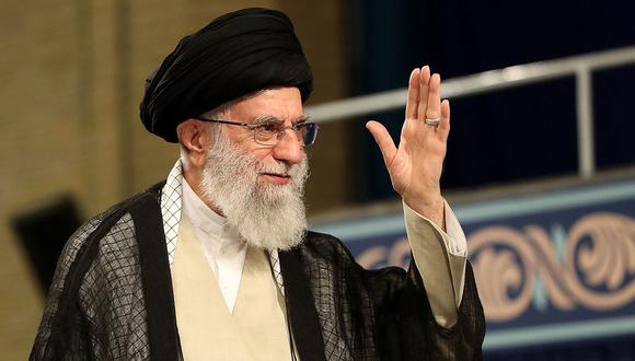 Ali Jamenei, el Guía supremo de Irán, planea seguir reduciendo los compromisos pactados sobre su programa nuclear. (Foto: AFP)