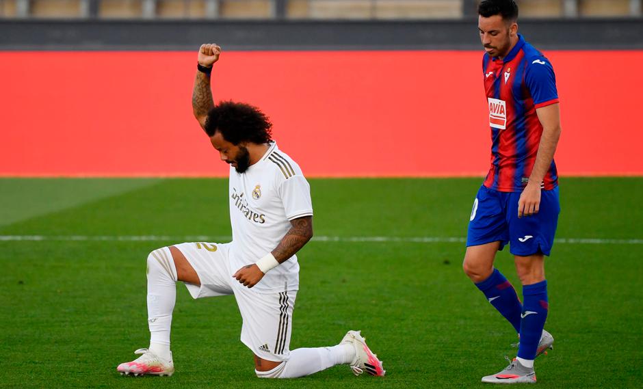 Marcelo convirtió el 3-0 y se unió a la protesta con su celebración | Foto: AP/EFE/AFP