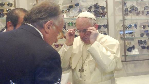 El Papa salió al centro de Roma para cambiar sus lentes [FOTOS]