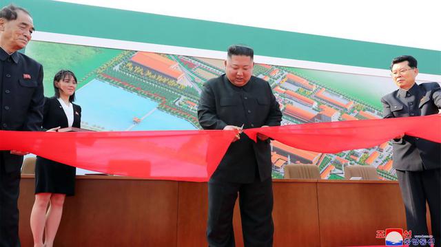 El líder norcoreano Kim Jong-un asistiendo a una ceremonia para conmemorar la finalización de la fábrica de fertilizantes fosfáticos Sunchon en Provincia de Pyongan del Sur, Corea del Norte. (Foto: STR / KCNA VIA KNS / AFP).