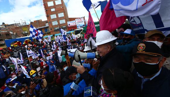 El candidato de Avanza País en una visita al pueblo minero La Rinconada en Puno el 14 de marzo del 2021. (Foto: Alessandro Currarino para El Comercio)