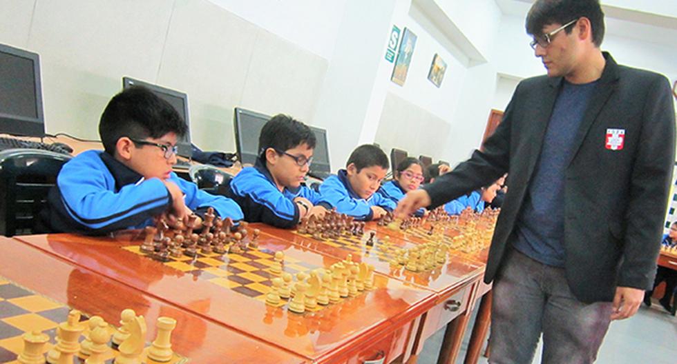 Emilio Córdova jugando la simultánea contra 30 alumnos del Colegio Claretiano (Foto: Cortesía)