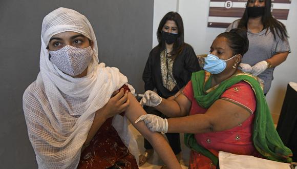 Una trabajadora de la salud vacuna a una mujer con la dosis de Covishield contra el coronavirus Covid-19 en Amritsar, India, el 20 de junio de 2021. (Foto de Narinder NANU / AFP).