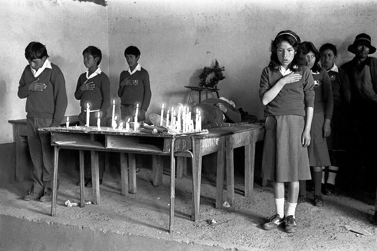 Velorio de Luis Sulca Mendoza, alumno del colegio secundario General Córdova de Vilcashuamán, Ayacucho, que fue acusado de traición y luego asesinado por miembros de Sendero Luminoso el 26 de octubre de 1986. 