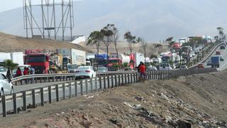 Trabajadores agrarios bloquean carreteras en La Libertad e Ica como medida de protesta