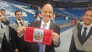 ¿Por qué el presidente de la FIFA posó con esta bandera peruana en Madrid?