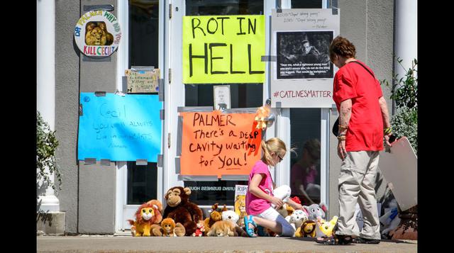 Protestas e insultos en la casa del asesino del león Cecil - 12