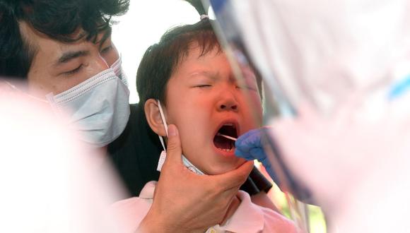 Un niño es sometido a una prueba de ácido nucleico para el coronavirus en Wuhan, en la provincia central de Hubei, en China, el 3 de agosto de 2021. (Foto de STR / AFP).