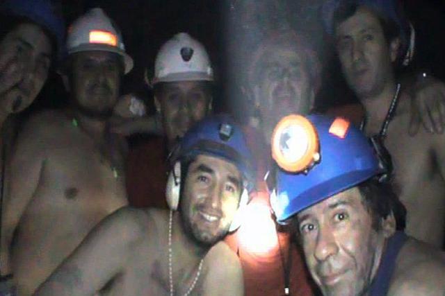 En esta foto de archivo publicada por el Ministerio de Minería de Chile y tomada el 17 de septiembre de 2010, los mineros chilenos atrapados posan dentro de la mina San José, cerca de Copiapó, a 800 km al norte de Santiago, Chile. (AFP/ MINISTERIO DE MINERÍA DE CHILE).