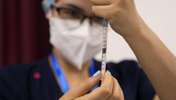 Una enfermera se prepara para administrar una vacuna contra el coronavirus. (Foto: EFE).