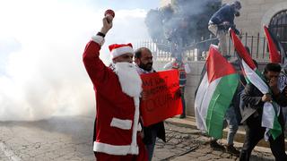 Palestinos vestidos de Papá Noel protestaron en Belén