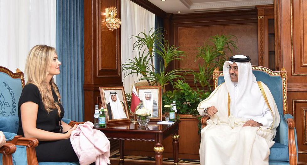 Ali bin Samikh Al Marri, ministro de Trabajo de Qatar, habla con Eva Kaili, vicepresidenta del Parlamento Europeo, durante una reunión en Qatar el 31 de octubre de 2022. (Estado de Qatar vía REUTERS).