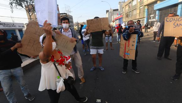Ciudadanos de San Martín invaden la avenida Iquitos. Piden que los ayuden a regresar a sus lugares de origen. (Foto: Gonzalo Córdova)