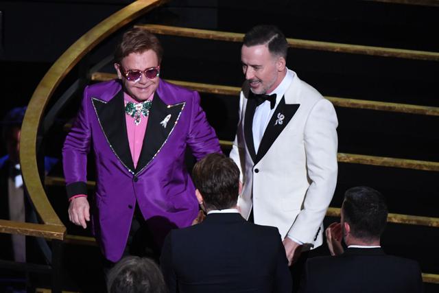 Elton John y su esposo David Furnish en los Oscar. (Foto: Agencia)