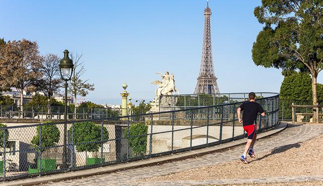 6. Paris. Tómate la foto de rigor en la Torre Eiffel con tu jersey de running favorito, paséate por los amplios bulevares de la ciudad en modo cardio, aprecia los maravillosos jardines del Palacio de Luxemburgo mientras cambias de velocidad.