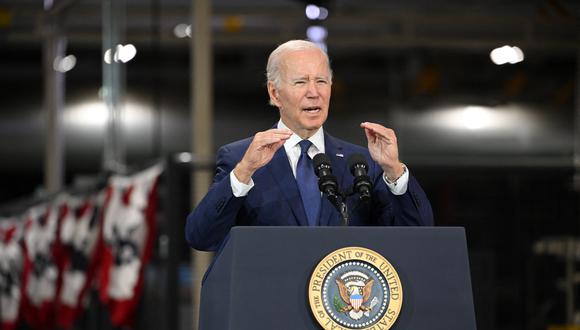 El presidente de EE.UU., Joe Biden, pronuncia un comentario sobre la economía después de recorrer las instalaciones de Volvo Group Powertrain en Hagerstown, Maryland, el 7 de octubre de 2022. (Foto de MANDEL NGAN / AFP)