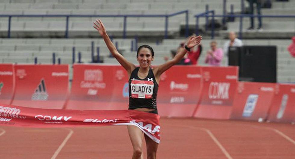 Gladys Tejeda obtuvo este domingo la medalla de oro en la Maratón de México.. (Foto: @elsolde_mexico)