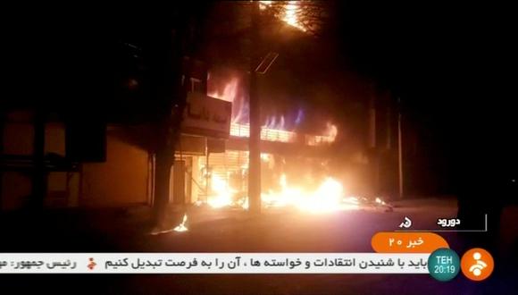 Imágenes de la televisión nacional iraní muestran oficinas gubernamentales envueltas en llamas durante las protestas. (Reuters)