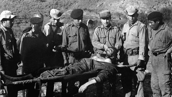 El cuerpo de Ernesto ‘Che’ Guevara es trasladado a Vallegrande poco después de ser ejecutado. Tenía 39 años. (Reuters)