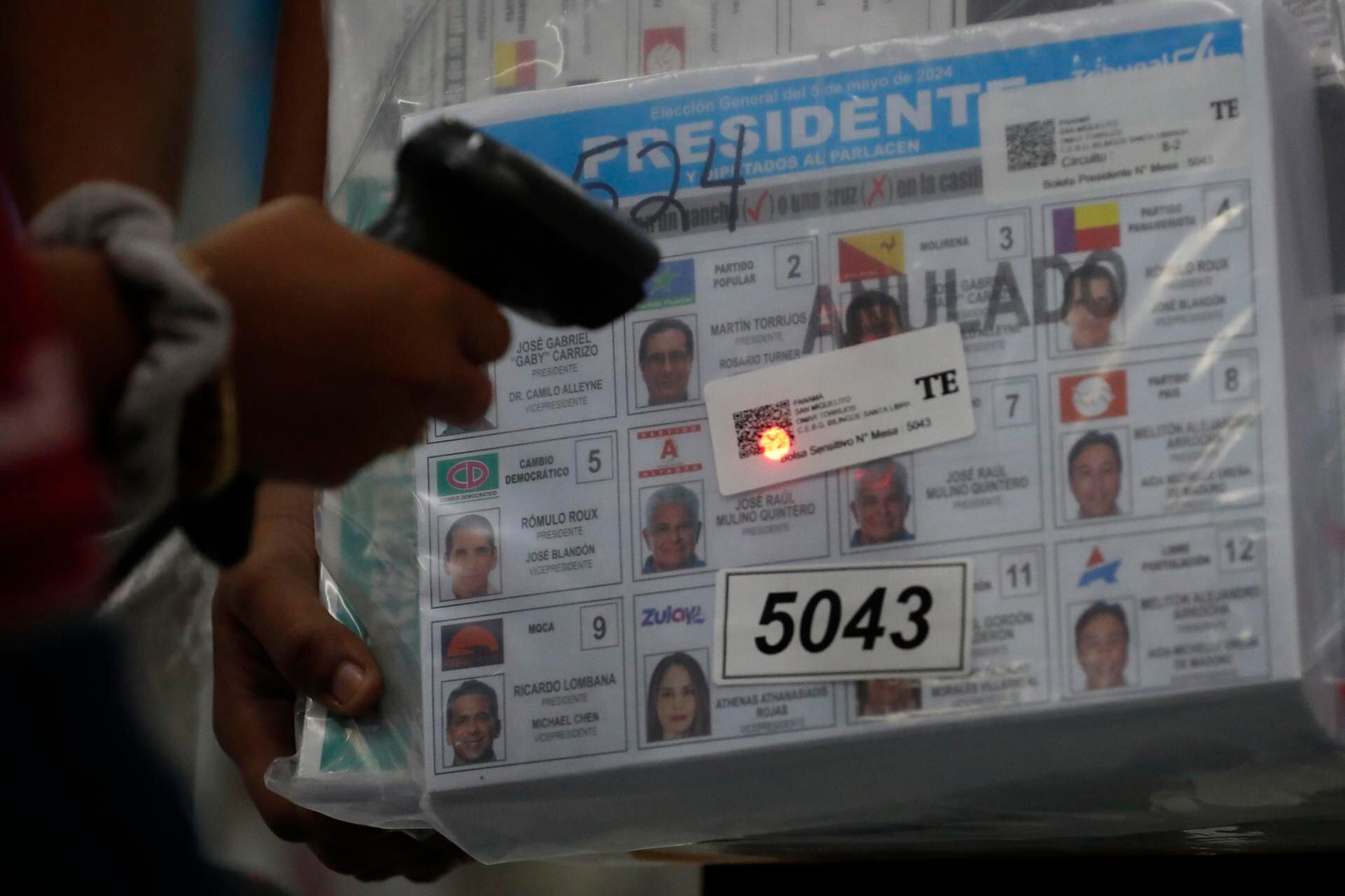 Una empleada del Tribunal Electoral registra bolsas con papeletas electorales. (EFE/ Bienvenido Velasco).