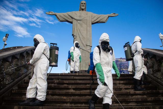 Soldados del ejército brasileño hacen desinfección en el Cristo Redentor para reapertura del punto turístico que acontecerá el próximo sábado, en la ciudad de Rio de Janeiro. (EFE/Fernando Maia).