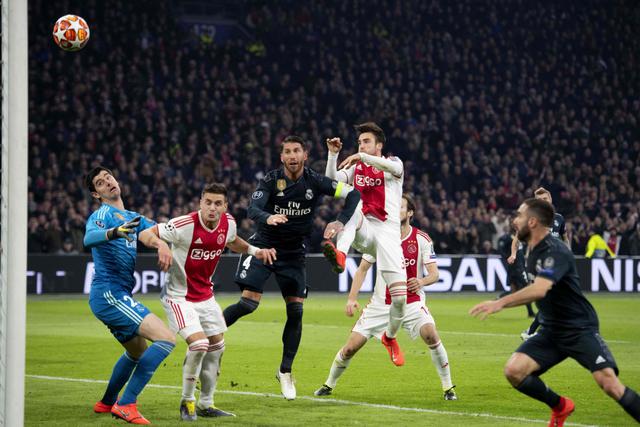 Real Madrid vs. Ajax: el VAR anuló gol de Tagliafico tras blooper de Courtois y generó polémica. (Foto: Reuters/AP)