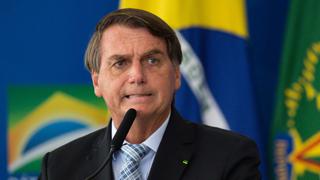 Bolsonaro critica aislamiento social pese a más de 2.000 muertos diarios por coronavirus en Brasil