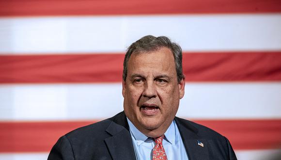 El exgobernador de Nueva Jersey, Chris Christie, habla durante un ayuntamiento de New Hampshire en Saint Anselm College en Goffstown, New Hampshire, el 6 de junio de 2023. (Foto de Joseph Prezioso / AFP)