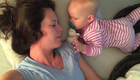 Youtube: bebé hace lo imposible para que su mamá no duerma