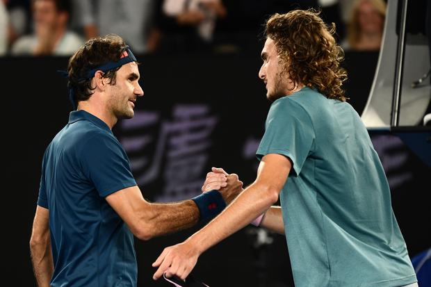 Stefanos Tsitsipas aún no había nacido cuando Roger Federer apareció por primera vez en el ranking ATP | Foto: AFP