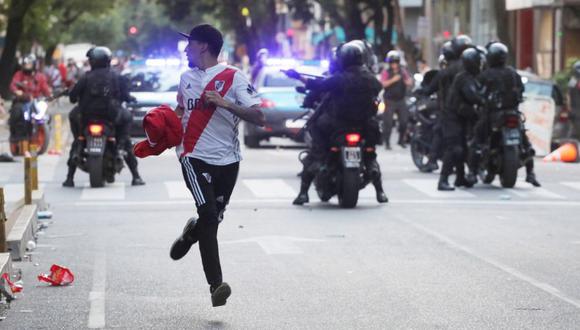 Boca - River suspendido: Hinchas argentinos se enfrentan con la policía en las afueras del Estadio Monumental | EN VIVO | ONLINE. (Reuters)