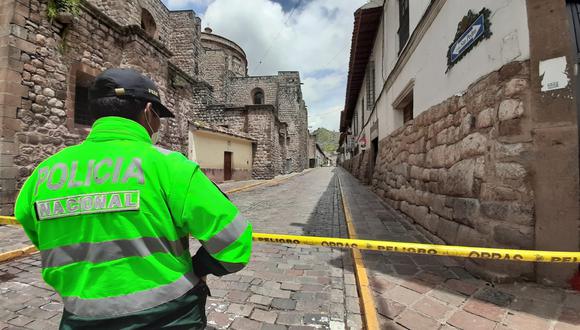 La mayoría de agentes se habría contagiado de COVID-19 cuando custodiaba los mercados de Cusco. (Foto: Juan Sequeiros)