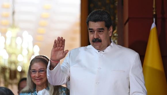 El presidente de Venezuela, Nicolás Maduro, acompañado de su esposa Cilia Flores, se despide del nuevo embajador de Colombia en Venezuela, Armando Benedetti, el 29 de agosto de 2022. (Foto de Yuri CORTEZ / AFP)