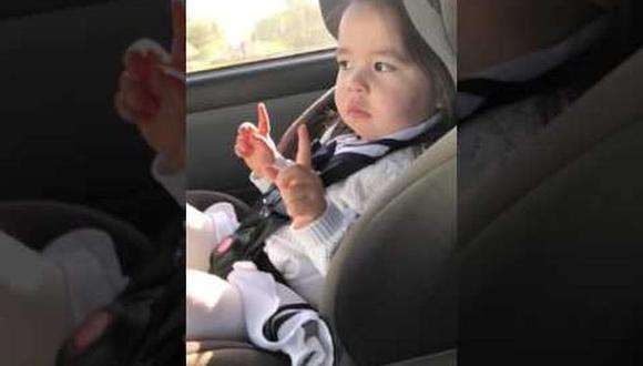 Esta bebé iba muy cómoda en us asiento de carro mientras bailaba una famosa canción de Bruno Mars. (Foto: YouTube)