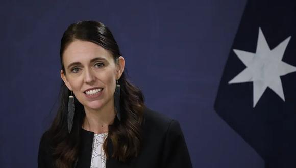 La primera ministra neozelandesa fue captada insultando a un legislador opositor durante una sesión en el Parlamento.