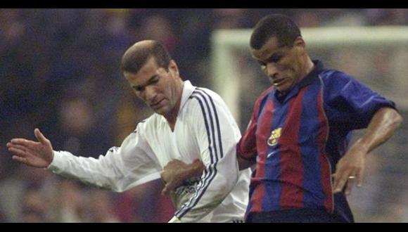 Rivaldo y Zidane en el Real Madrid-Barcelona. (Foto: Reuters)