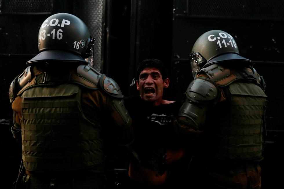 Al menos 30 personas han sido detenidas por Carabineros de Chile en una nueva jornada de protestas en el centro de la capital, en la que se han registrado enfrentamientos entre agentes de seguridad y manifestantes, que reclaman la liberación de los arrestados en las manifestaciones del estallido social registrado en el país.