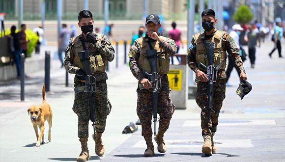 Soldados patrullan en un parque público en el centro histórico de San Salvador (El Salvador) durante el estado de emergencia declarado por el gobierno salvadoreño el 22 de junio de 2022 (Foto: MARVIN RECINOS / AFP)