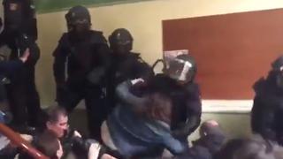 Cataluña: policía arroja a civiles por las escaleras [VIDEOS]