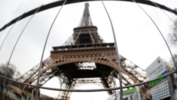 La Torre Eiffel se blinda de "amenaza terrorista" con un muro