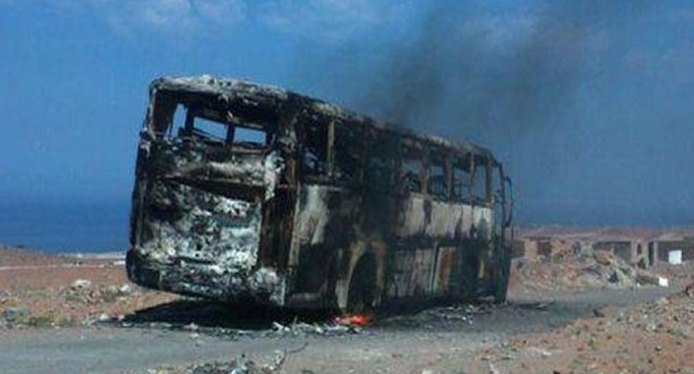 Manifestantes incendiaron bus sin pasajeros. (Foto: El Comercio / Carlos Zanabria)