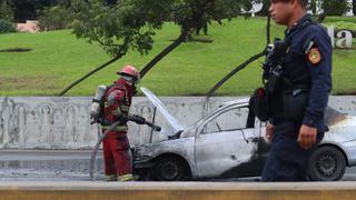 San Isidro: auto se incendia en la Vía Expresa y genera caos vehicular | VIDEO